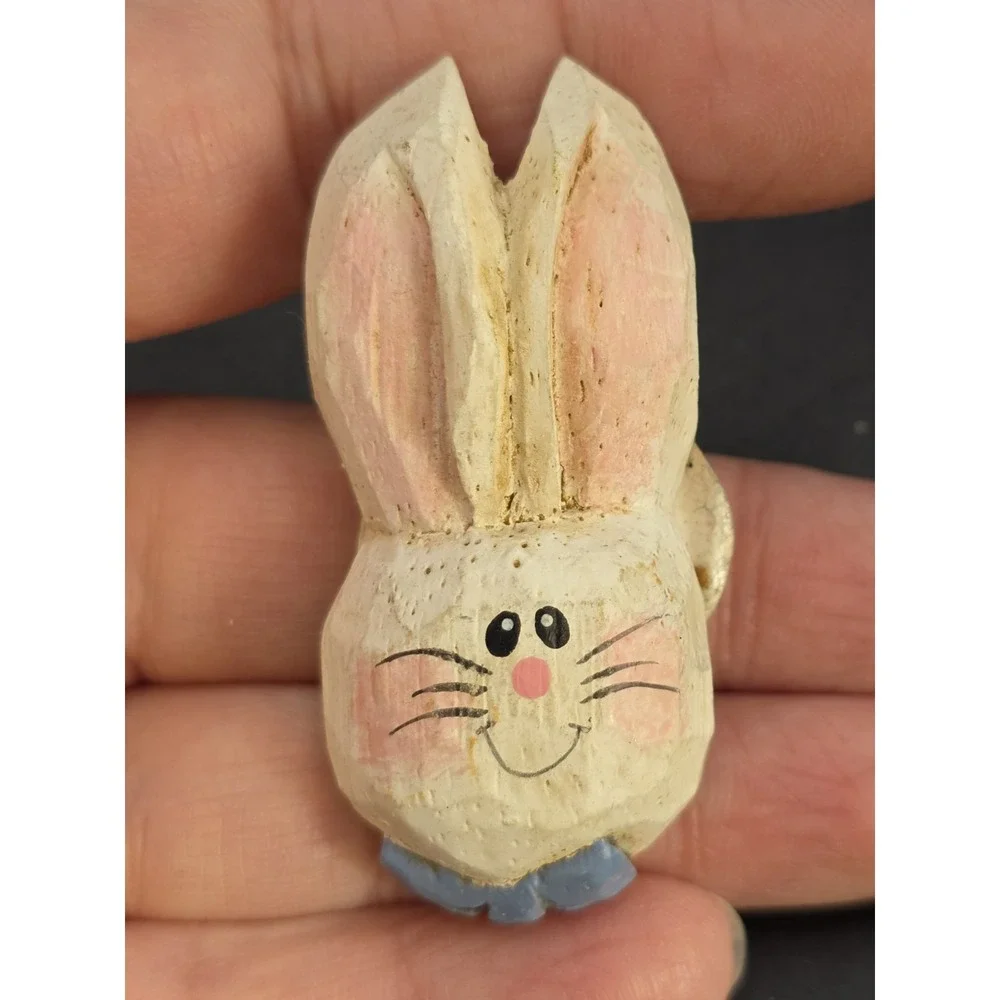 Eddie Walker Midwest of Cannon Falls resin Easter bunny lapel pin